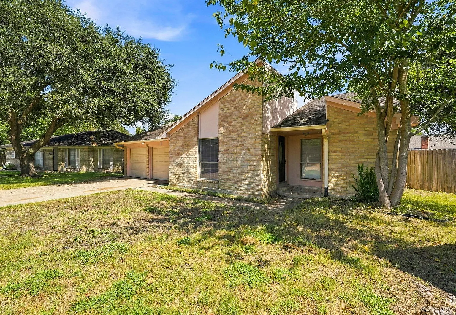 3 bed, 2.0 bath, 1620 sqft, $1,699 — Photo 2