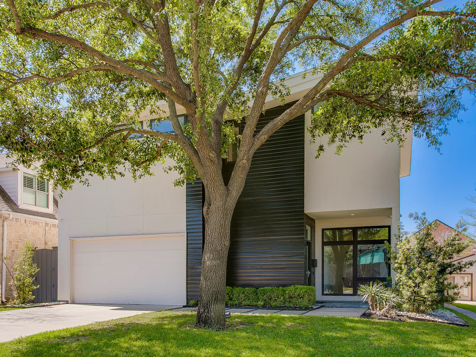 3 bed, 2738 sqft, $10,000 — Photo 1