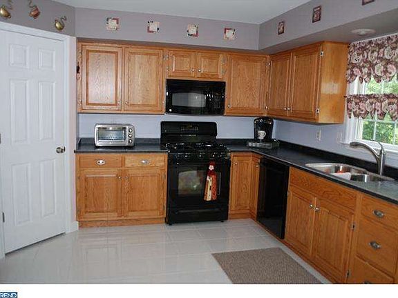 2nd image of 212 Ivy Ln