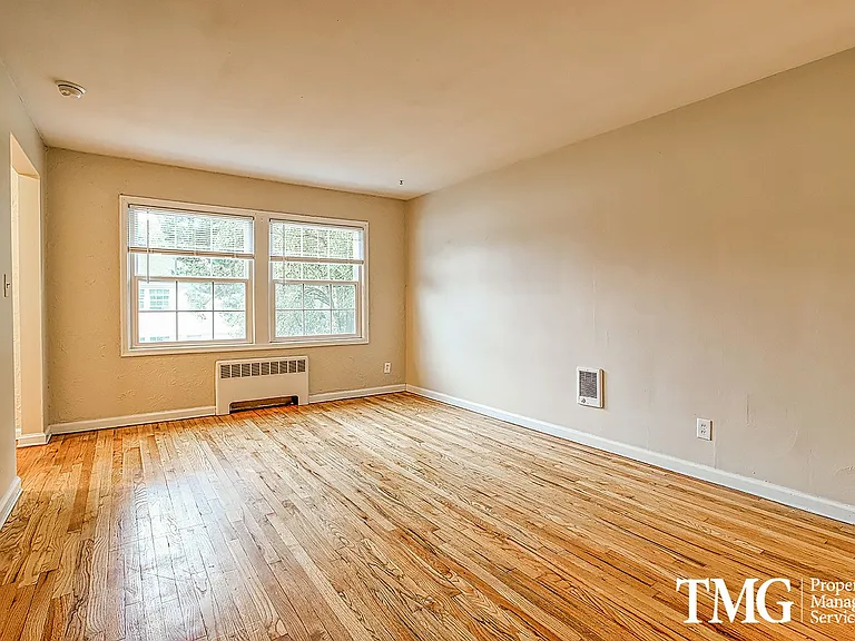 Regency Park Apartments — Photo 7