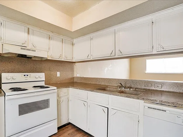 1800 N Wayside Dr #23 — Photo 4