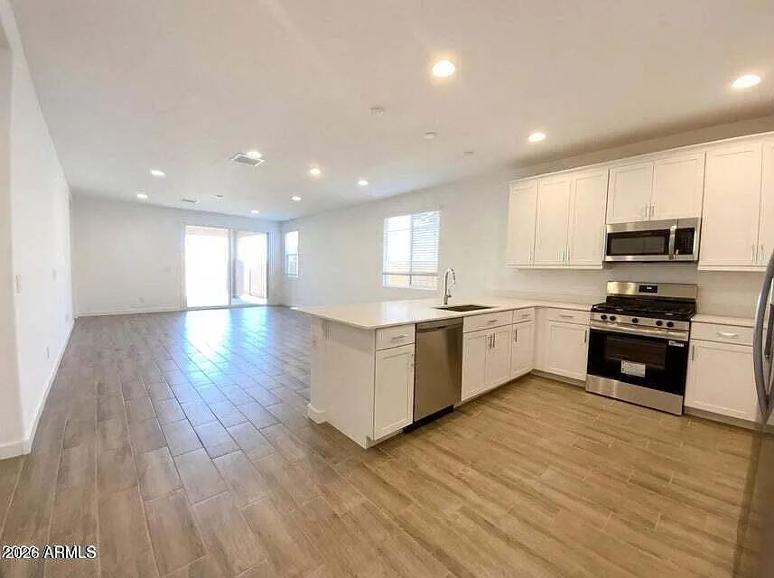 5 bed, 3.0 bath, 2233 sqft, $2,950 — Photo 2