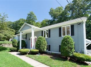 53 Castle Heights Ct, Woonsocket, RI 02895