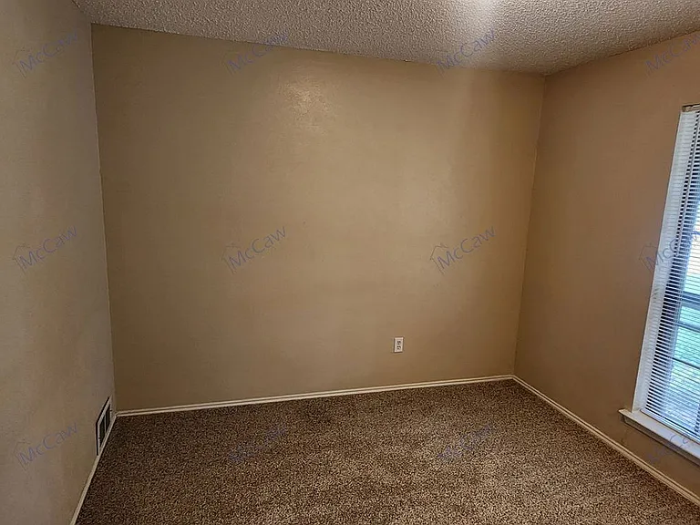 2204 Oak Hill Dr — Photo 12