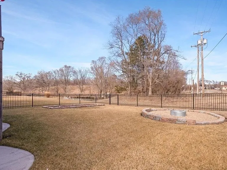 2602 Fountain Cir — Photo 36