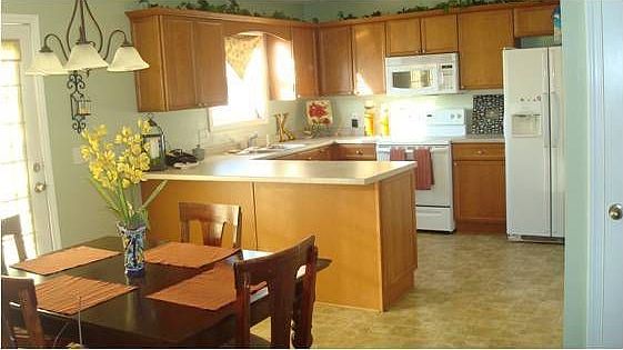 Kitchen/ Eating Area
