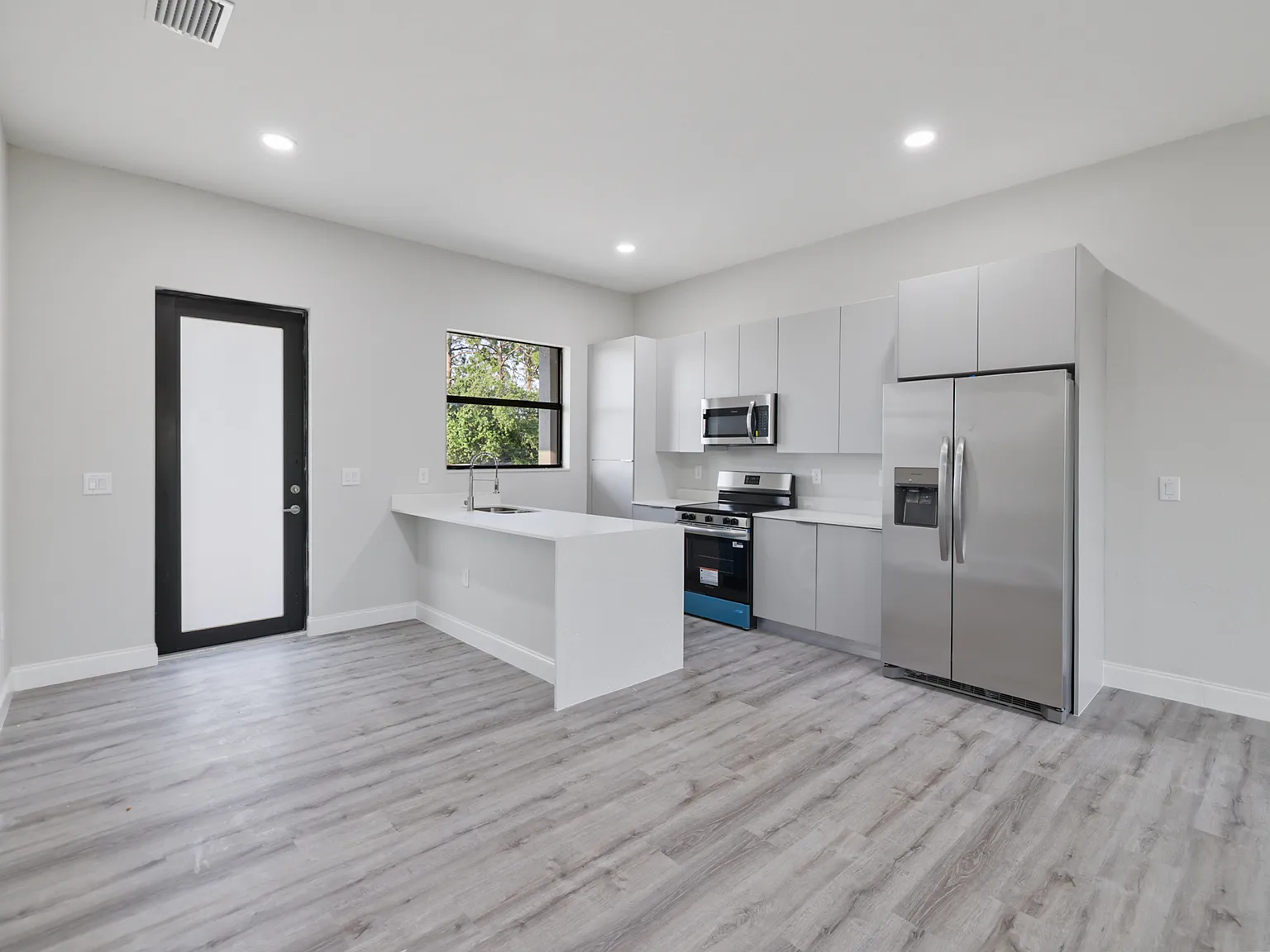 4703 Leonard Boulevard South — Photo 4