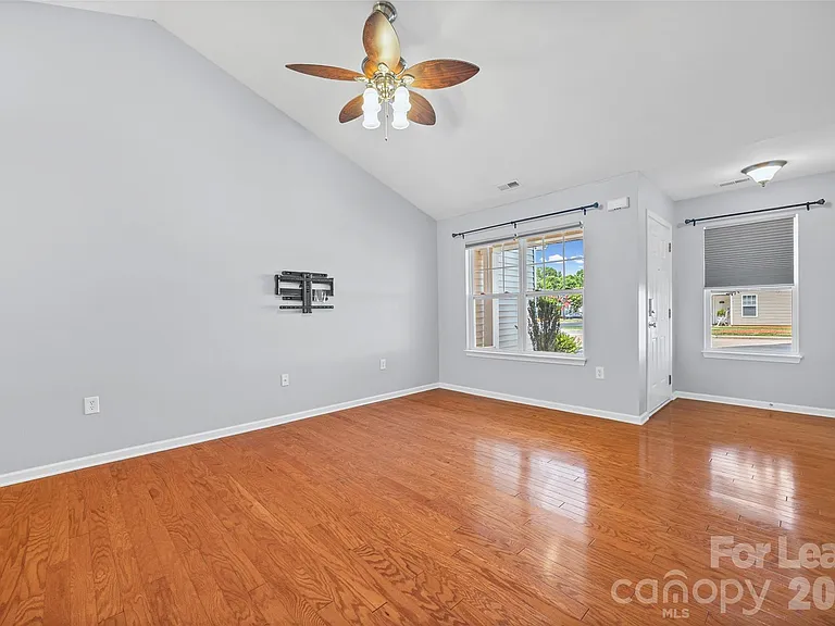 2052 Shady Pond Dr — Photo 7