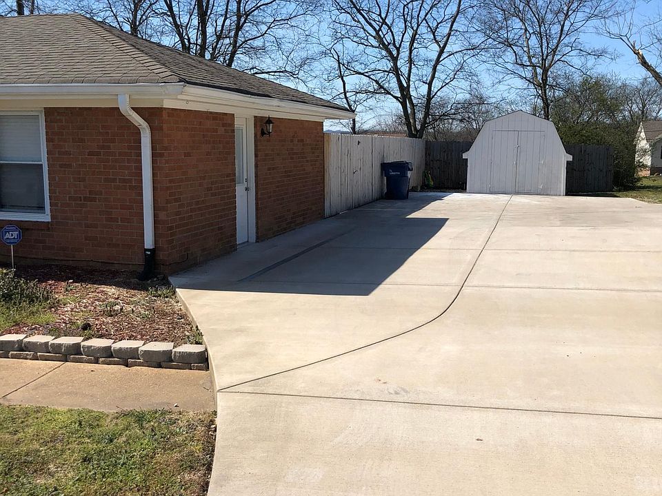 1st image of 504 Wallace Dr