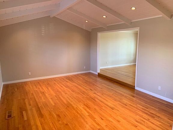 4th image of 109 Sandringham Dr S
