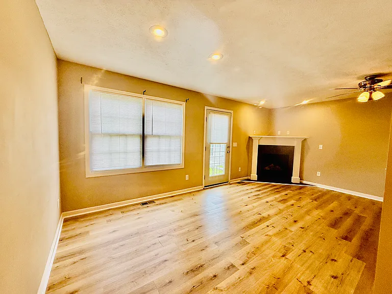 1112 Ekstam Dr #4 — Photo 4