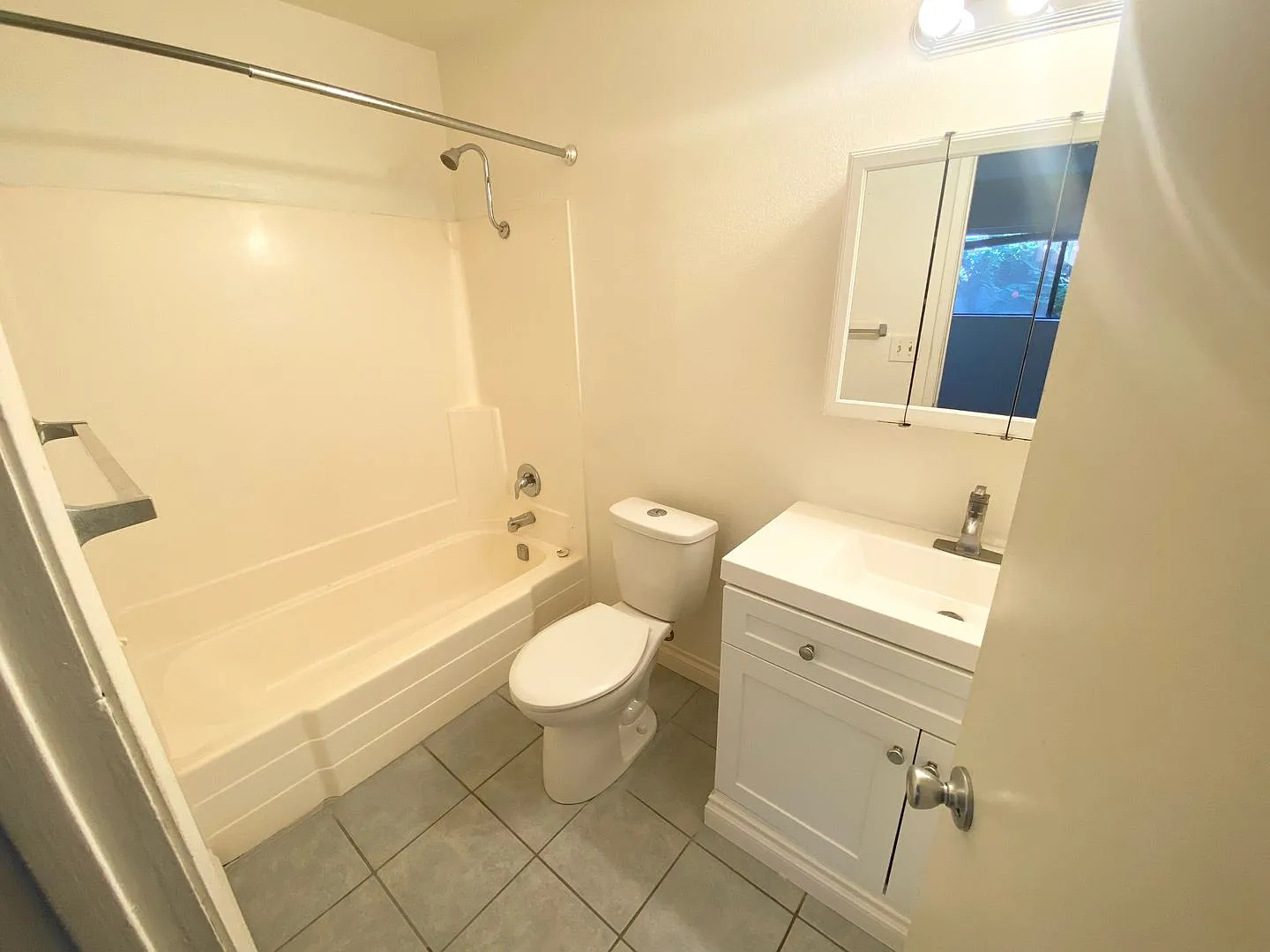 Large 1 Bedroom 1 Bath In the Lantern District of Dana Point! — Photo 4