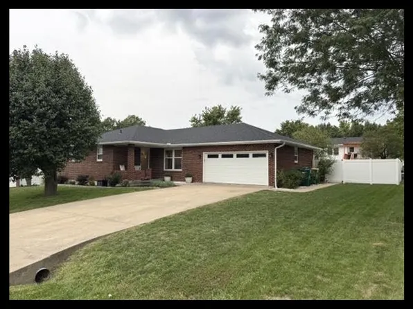 1313 Mimosa Dr, Macon, MO 63552