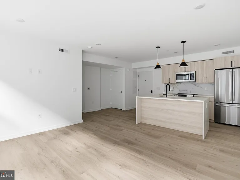 208 Vine St #2F — Photo 4