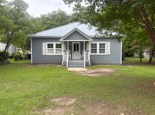211 E Edinborough Ave, Raeford, NC 28376
