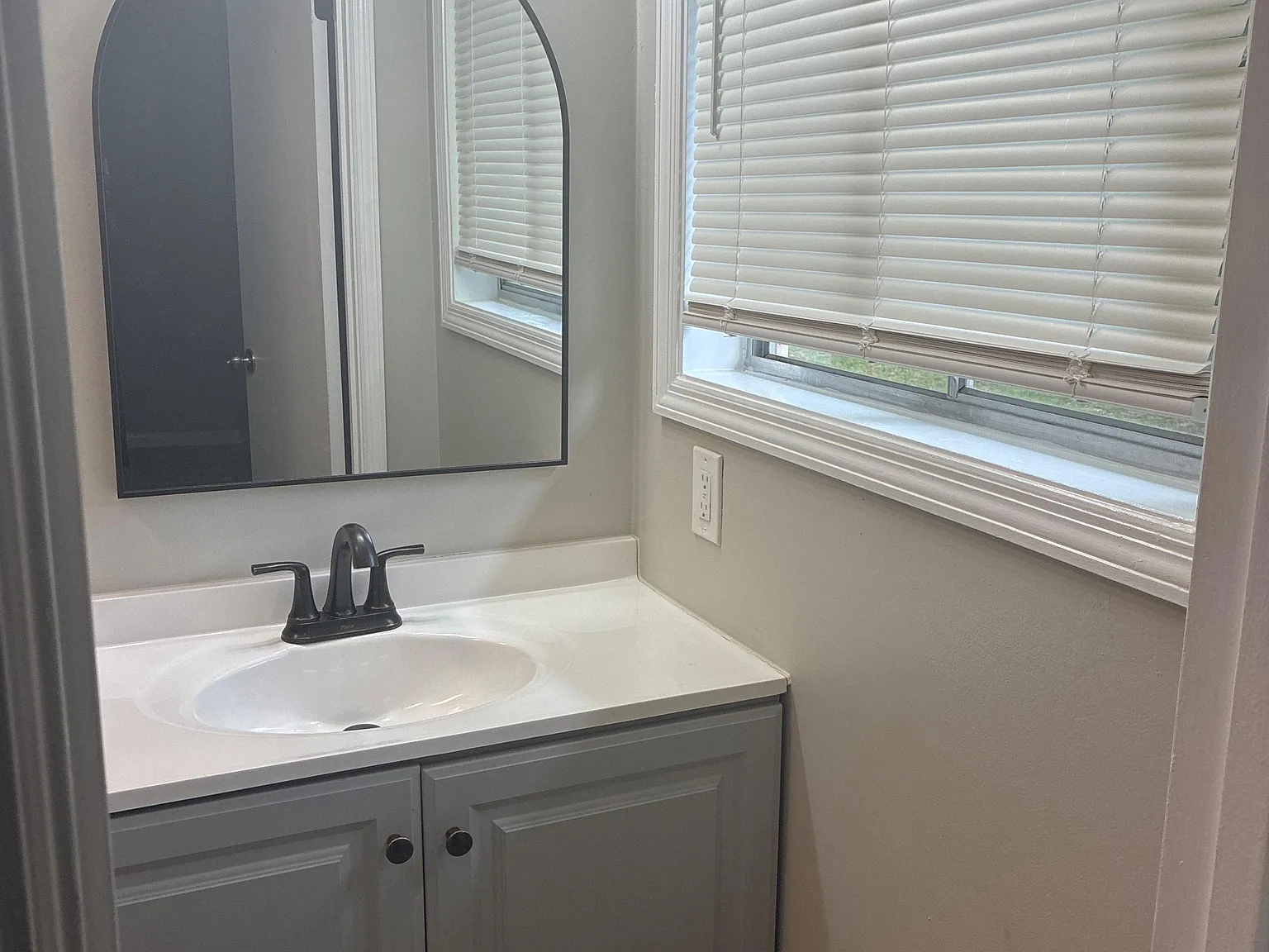 4 bed, 3.0 bath, 2300 sqft, $1,048 — Photo 4