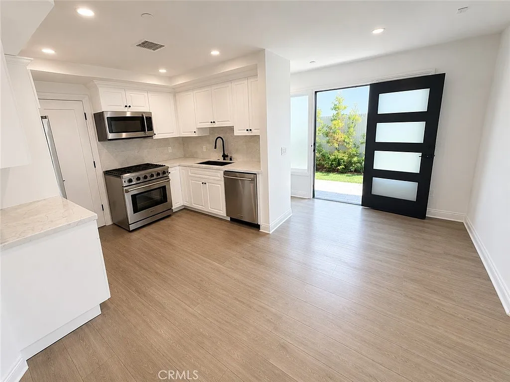 2 bed, 2.5 bath, 1100 sqft, $3,950 — Photo 1