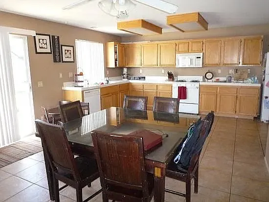 3 bed, 2.5 bath, 2344 sqft, $3,300 — Photo 4