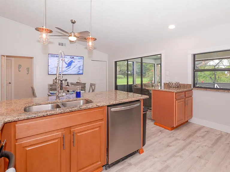 2411 NE Pinecrest Lakes Blvd — Photo 10