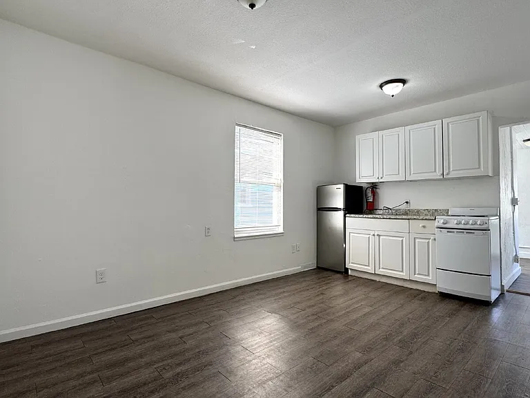419-421 N Wild Olive Ave #6 — Photo 1
