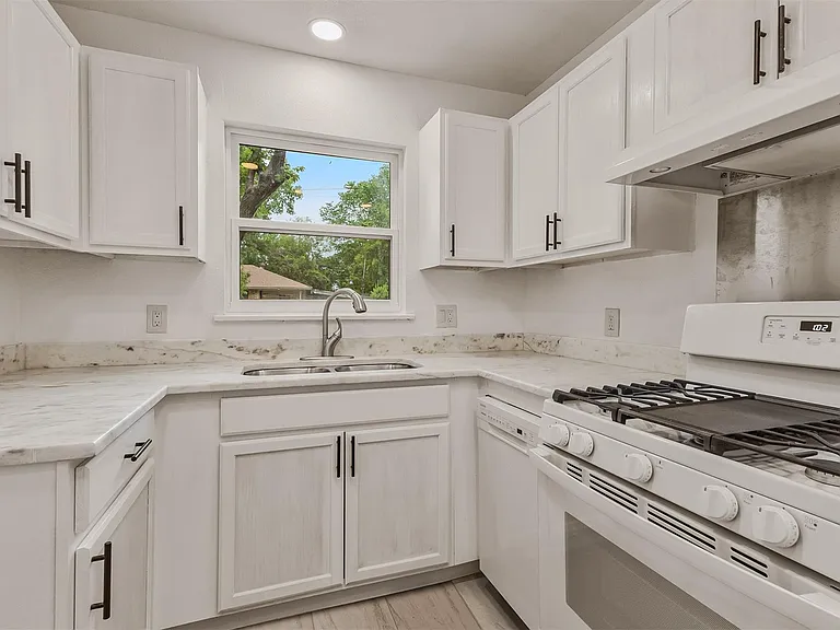 3004 Ballinger Dr — Photo 5