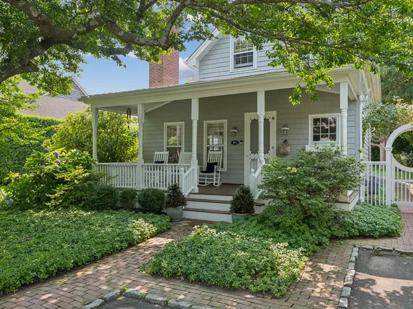 91 Dale St, Southampton, NY 11968