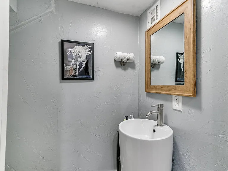 619 E Frank St — Photo 15