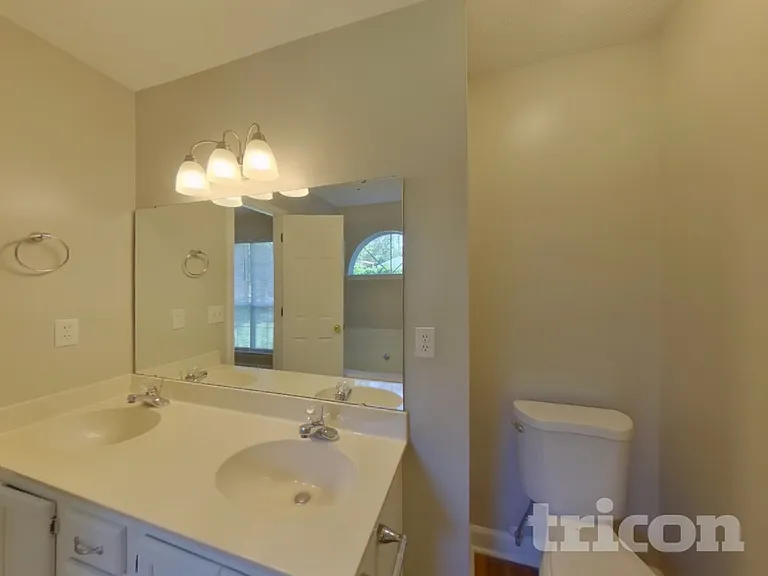 127 Wenlock Cir — Photo 8