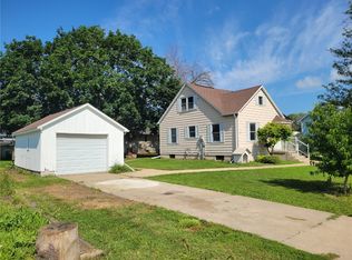 400 Arthur St SW, Cascade, IA 52033