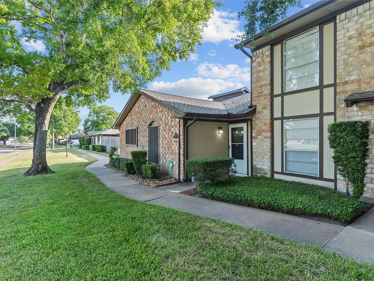 2 bed, 2.0 bath, 1618 sqft, $1,875 — Photo 3