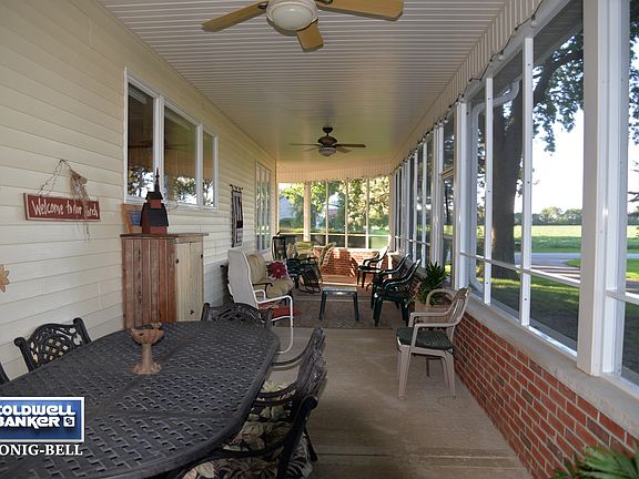 Large wrap around screen in porch, large entertaining space
