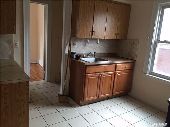 4th image of 141 W Market St