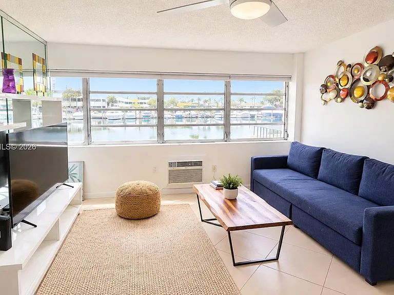 220 Kings Point Dr #105 — Photo 3