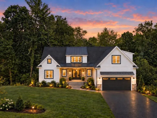 11 Charles St, North Reading, MA 01864