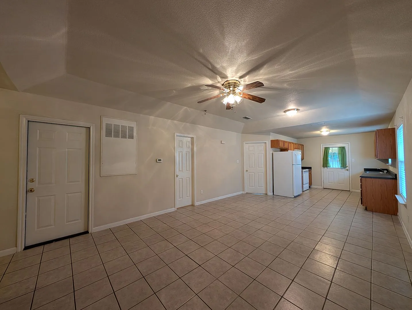 Great Location with Easy Access to HWY 46 & IH 35 / Fridge Included / Covered Back Patio / CISD — Photo 3