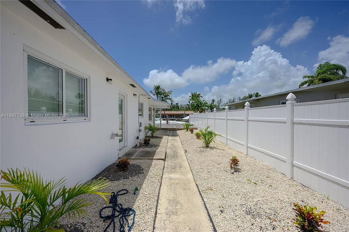 Building Photo - 1453 NW 10th St #2