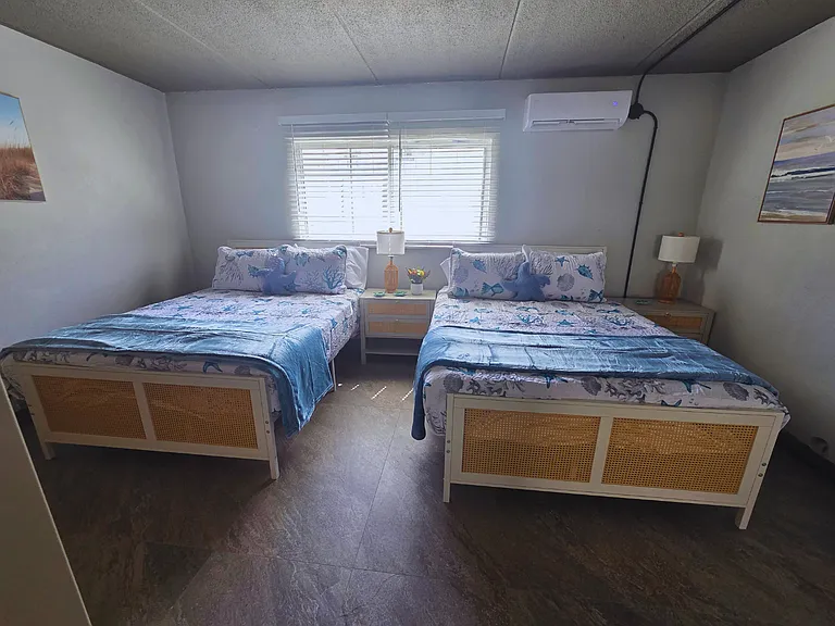 Coastal retreat with cozy lounge and fully equipped space