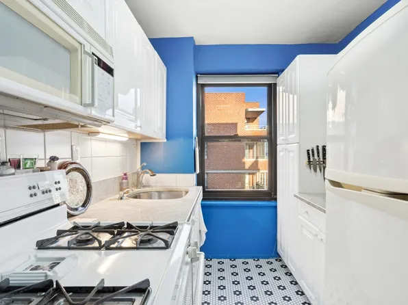 264 East Broadway image 7 of 12