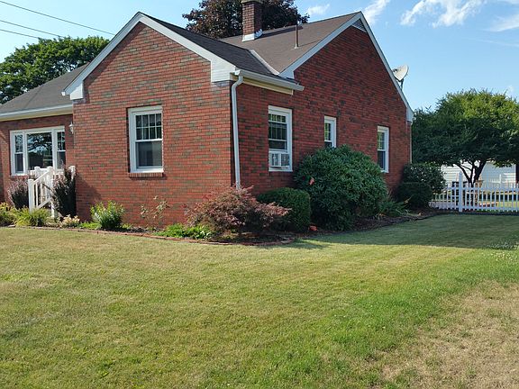 2nd image of 903 Weldon St