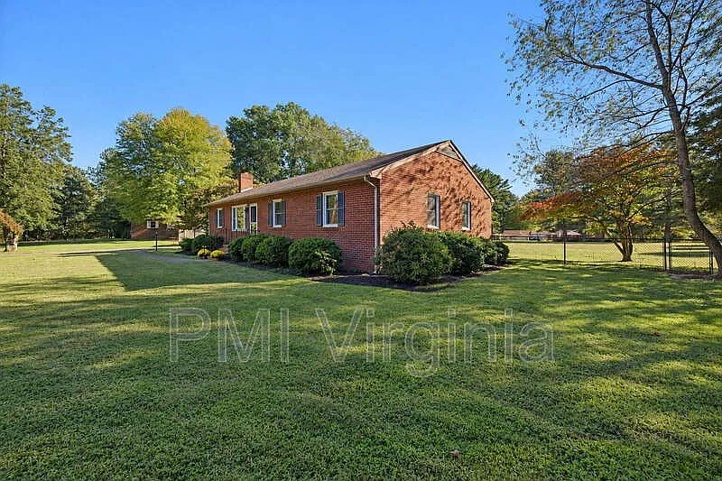 3 bed, 1.5 bath, 1872 sqft, $2,250 — Photo 3