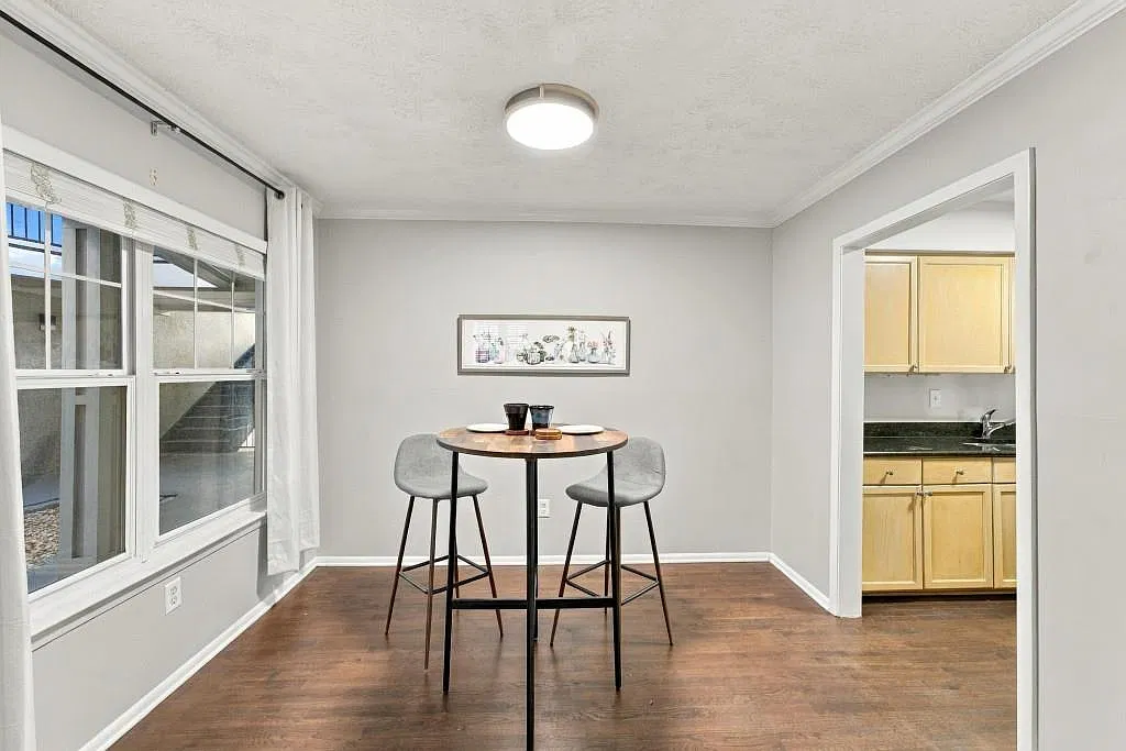 2 bed, 2.0 bath, 1073 sqft, $2,000 — Photo 2