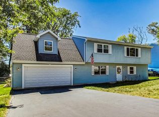 5301 W Woodland Dr, McHenry, IL 60050