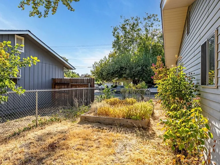905 SE Fern St — Photo 8
