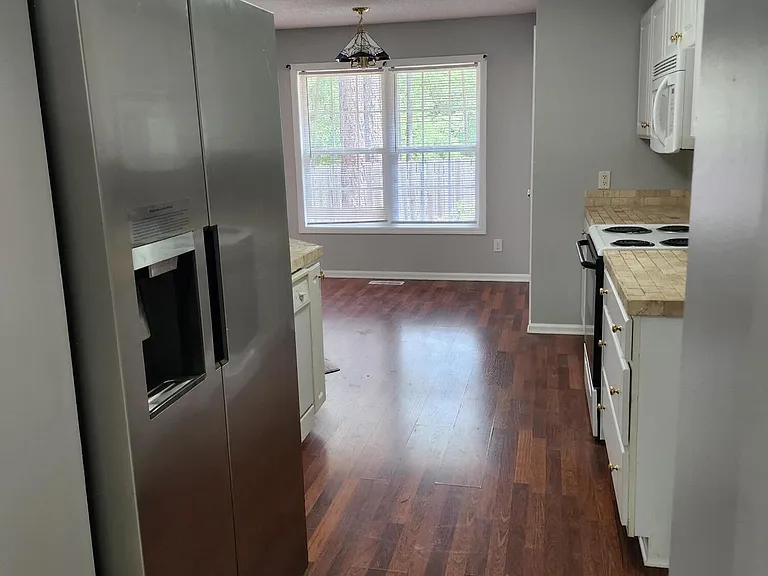370 Sandhills Cir — Photo 6