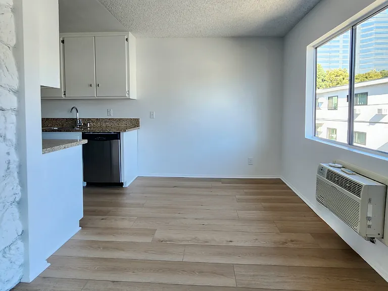 1310 Wellesley Ave — Photo 24