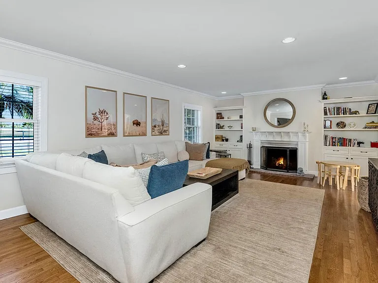1021 W Encanto Blvd — Photo 2