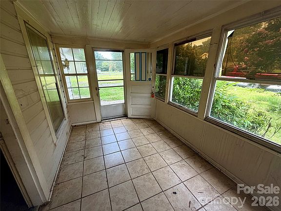 4th image of 737 Chalice St SW