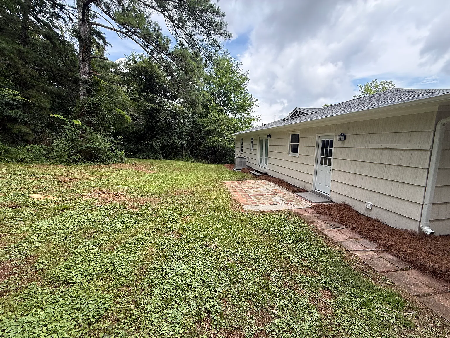 3 bed, 1110 sqft, $1,400 — Photo 3