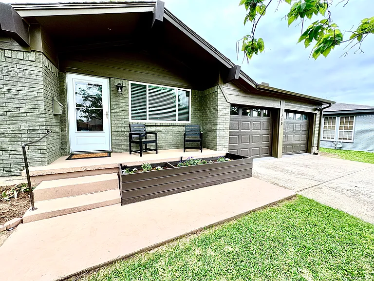 Airline Dr — Photo 1