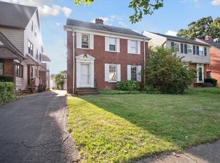 1976 Staunton Rd, Cleveland Heights, OH 44118